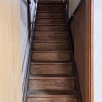 京都市北区紫野下門前町52-1の賃貸物件/2階へと続く木の階段。踏み板にも使い込まれた様子が残っています。
