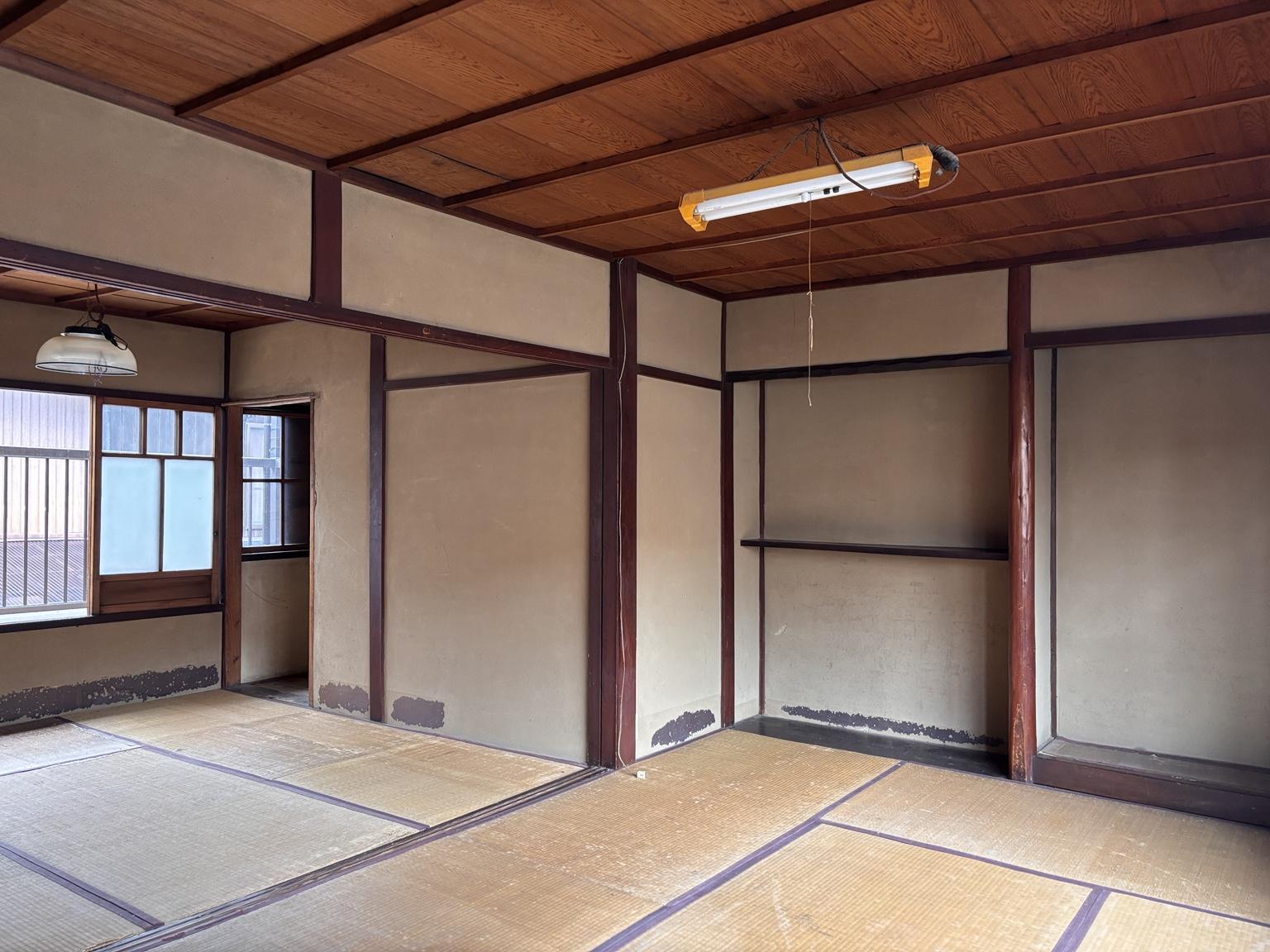 京都市北区紫野下門前町52-1の賃貸物件/2F｜6帖と4.5帖の続き間。仕切りを開けると、なかなかの広さです。
