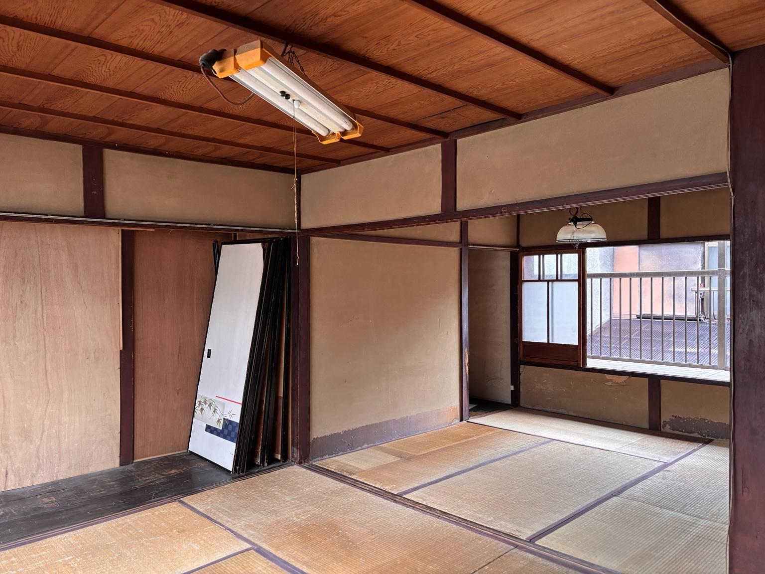 京都市北区紫野下門前町52-1の賃貸物件/2F｜畳や壁には傷みが見られます。