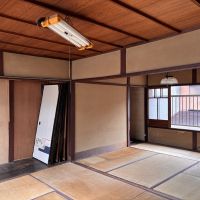 京都市北区紫野下門前町52-1の賃貸物件/2F｜畳や壁には傷みが見られます。