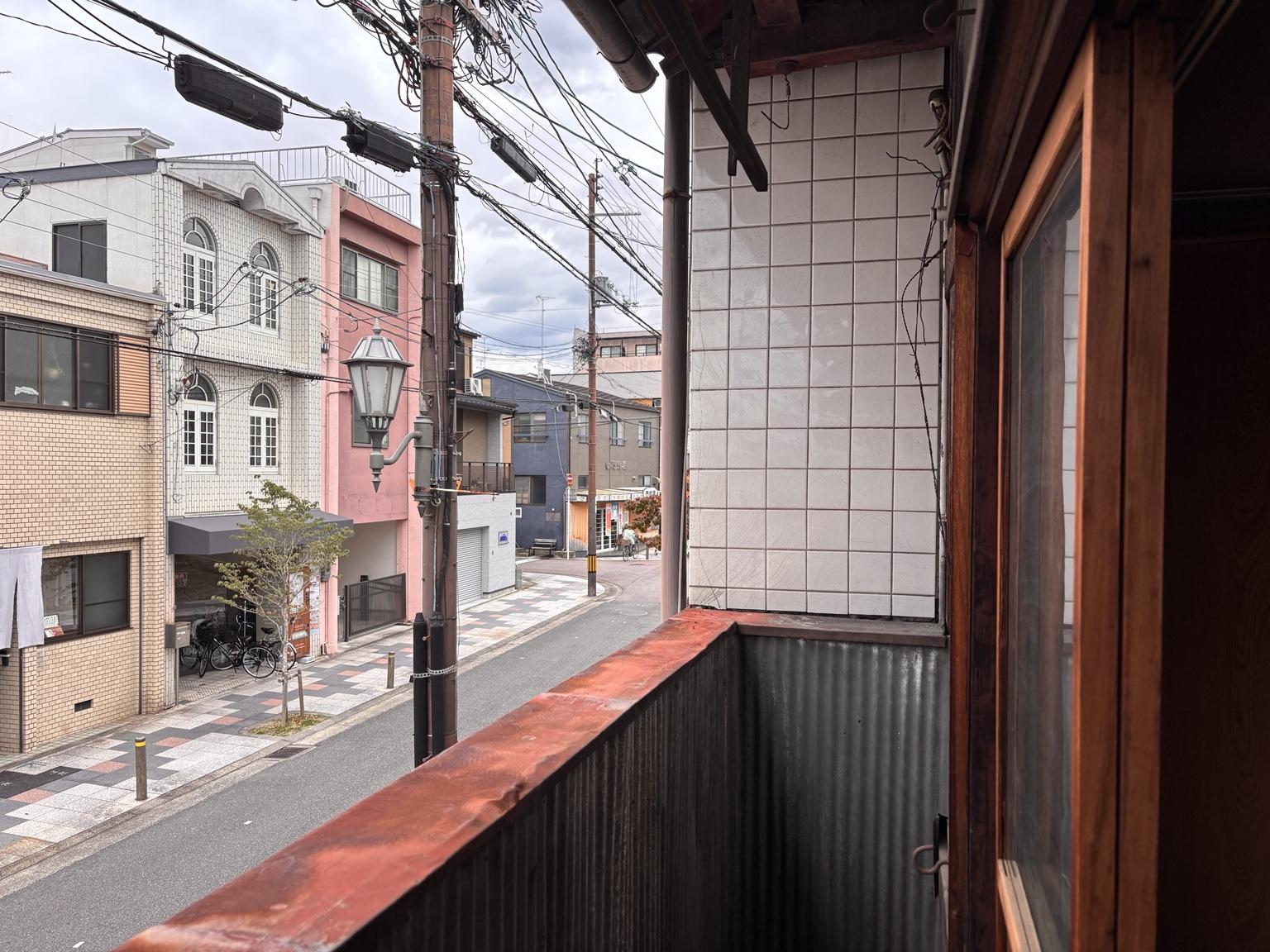 京都市北区紫野下門前町52-1の賃貸物件/2F｜見下ろすと新大宮商店街。通りとの距離感がよく分かります。