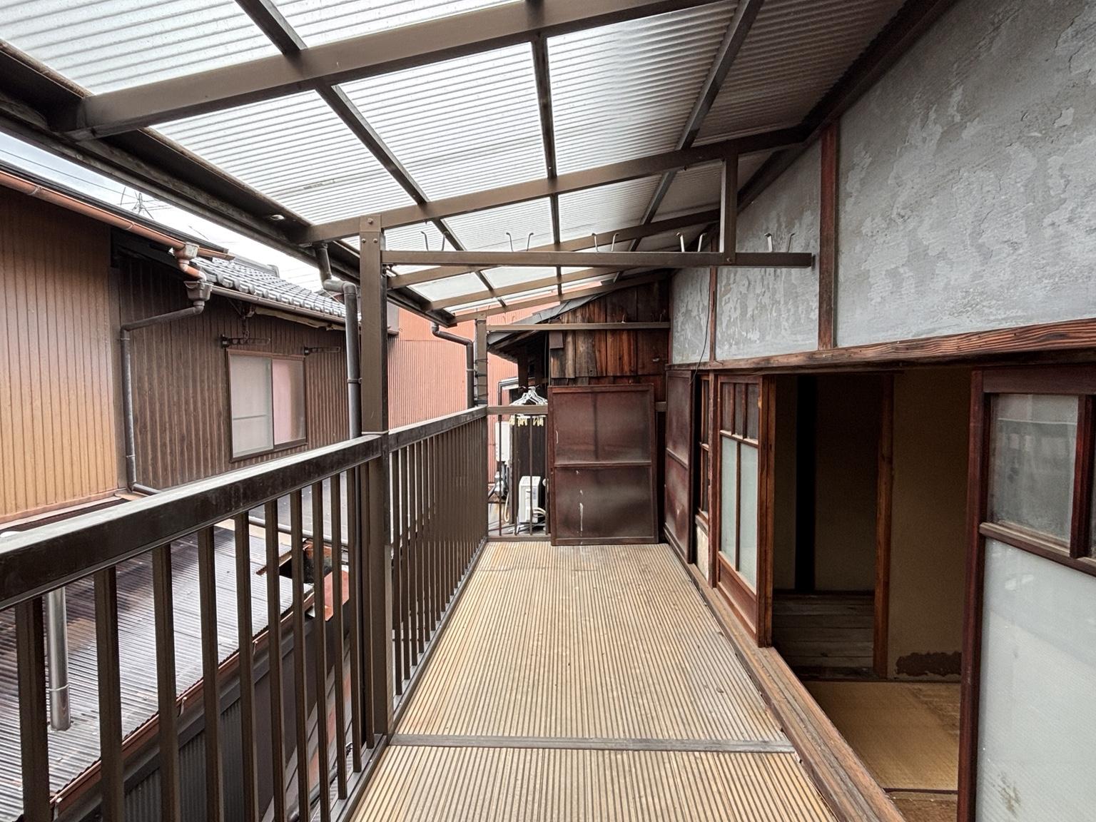 京都市北区紫野下門前町52-1の賃貸物件/2F｜こちらは2階の物干し場。屋根付きで、思った以上に広々。
