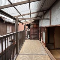 京都市北区紫野下門前町52-1の賃貸物件/2F｜こちらは2階の物干し場。屋根付きで、思った以上に広々。