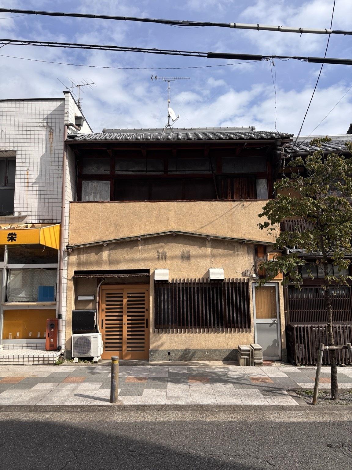 京都市北区紫野下門前町52-1の賃貸物件/新大宮商店街に面した一軒。木格子の窓が目印です。