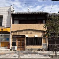 京都市北区紫野下門前町52-1の賃貸物件/新大宮商店街に面した一軒。木格子の窓が目印です。