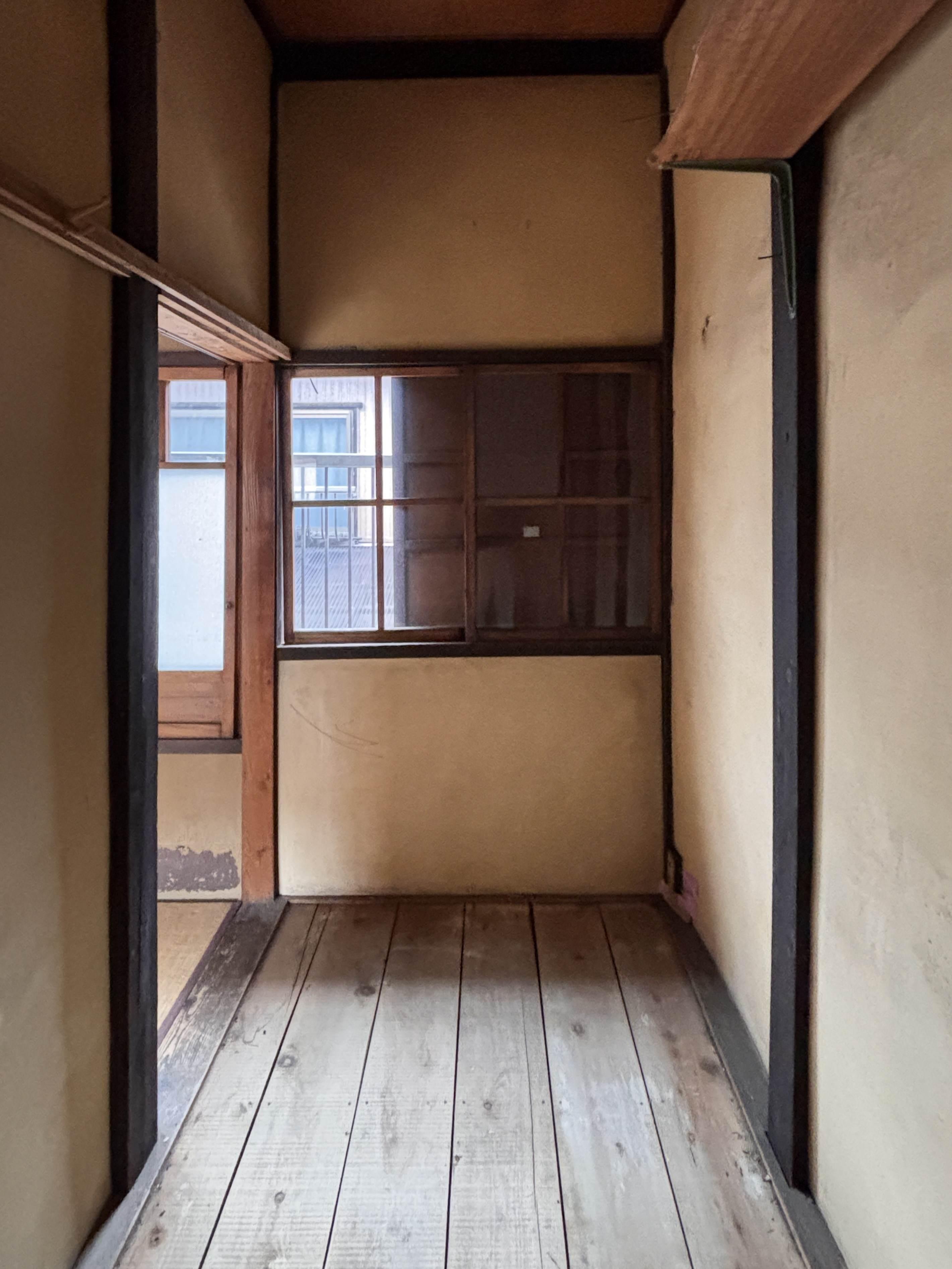 京都市北区紫野下門前町52-1の賃貸物件/2F｜台所の上のスペース、火袋の場所に床を張った空間です。