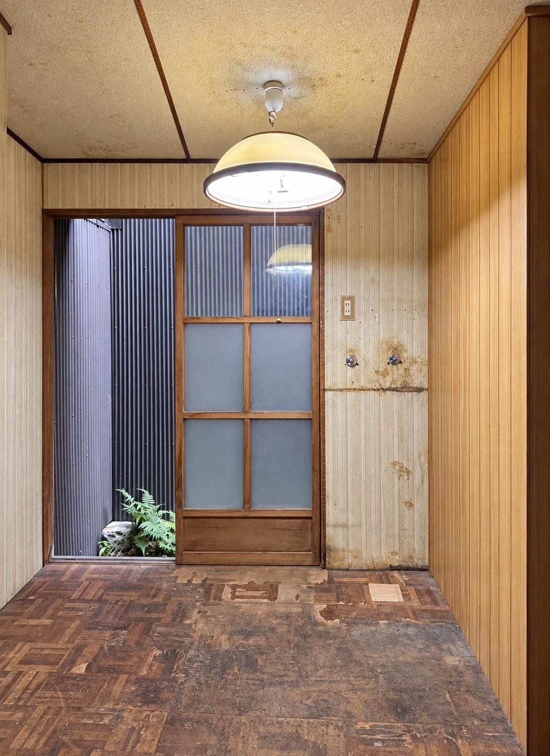 京都市北区紫野下門前町52-1の賃貸物件/1F｜奥の部屋。床の汚れや傷みは写真のとおりで手を入れる必要があります。