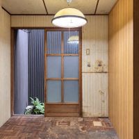 京都市北区紫野下門前町52-1の賃貸物件/1F｜奥の部屋。床の汚れや傷みは写真のとおりで手を入れる必要があります。