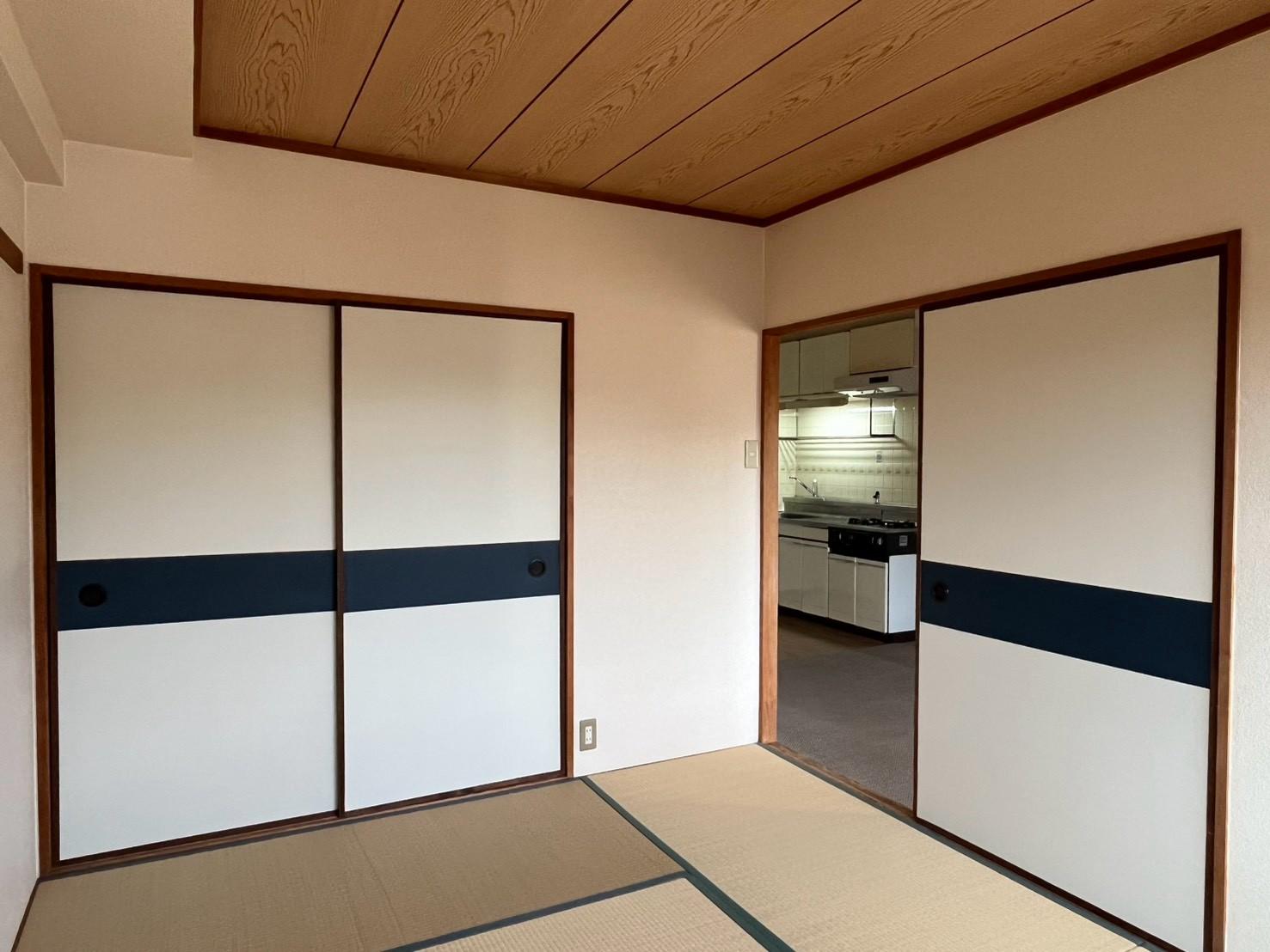 京都市左京区岡崎天王町43の賃貸物件/白い襖に濃い色の帯。和室の建具はこんなデザイン。