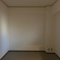 京都市左京区岡崎天王町43の賃貸物件/シンプルな玄関側の洋室。仕事場や納戸に。