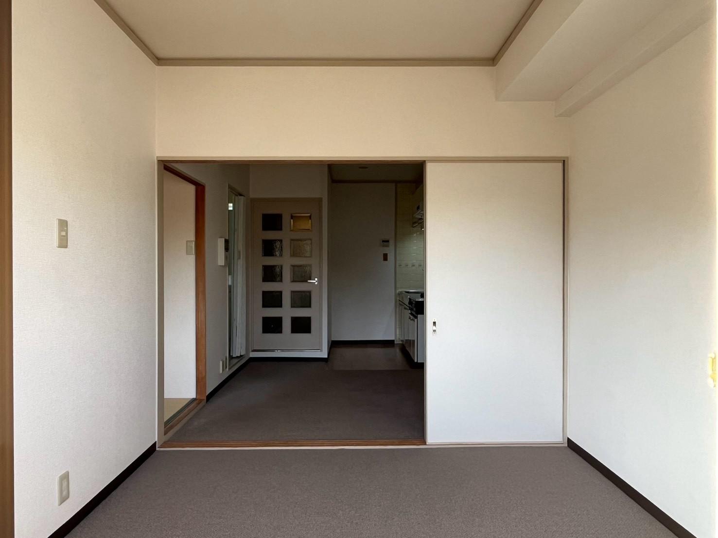 京都市左京区岡崎天王町43の賃貸物件/バルコニー側から室内を振り返って。
