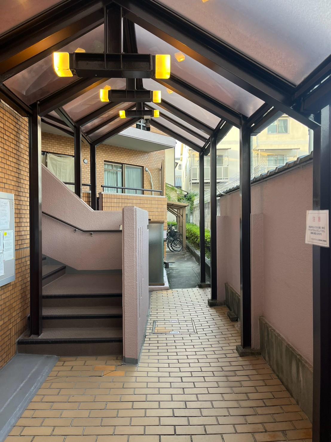 京都市左京区岡崎天王町43の賃貸物件/共用部の通路もデザインされています。