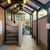 京都市左京区岡崎天王町43の賃貸物件/共用部の通路もデザインされています。