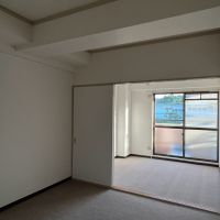 京都市左京区岡崎天王町43の賃貸物件/ダイニングからバルコニー側を。南向きの窓から光が入ります。