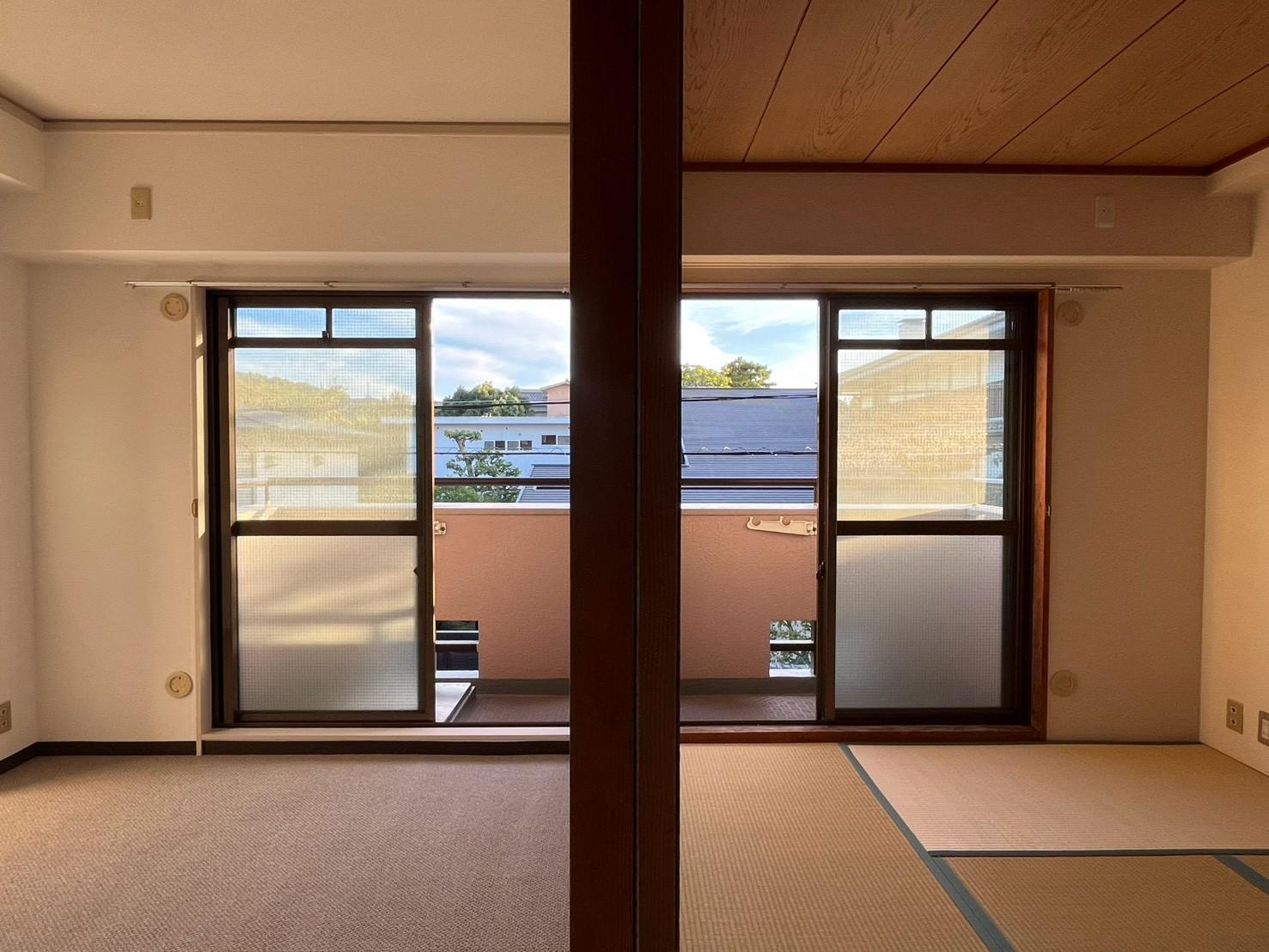 京都市左京区岡崎天王町43の賃貸物件/バルコニーに面した洋室と和室。床も天井も、それぞれ違う仕上がりです。