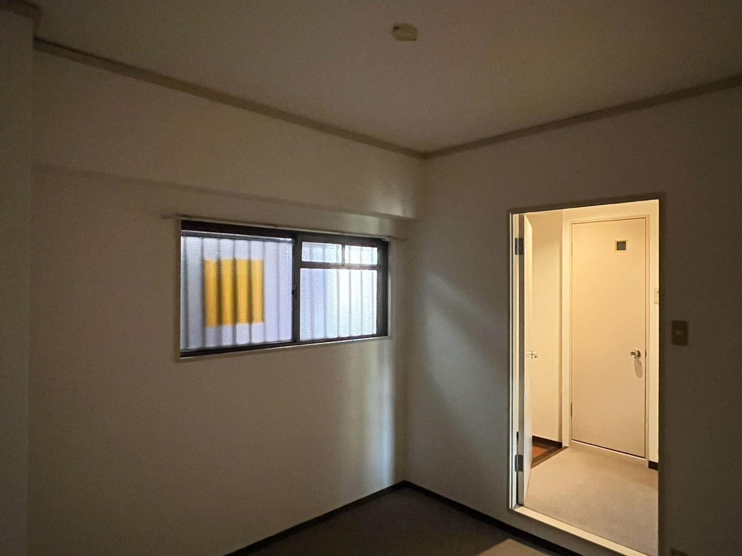 京都市左京区岡崎天王町43の賃貸物件/玄関側の洋室。小ぶりな窓が付いていますが、日当りの期待は出来なさそう。