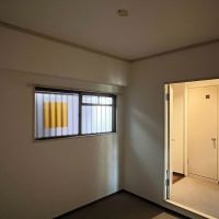 京都市左京区岡崎天王町43の賃貸物件/玄関側の洋室。小ぶりな窓が付いていますが、日当りの期待は出来なさそう。