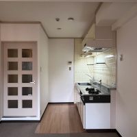 京都市左京区岡崎天王町43の賃貸物件/ダイニングの奥にキッチンスペース。
