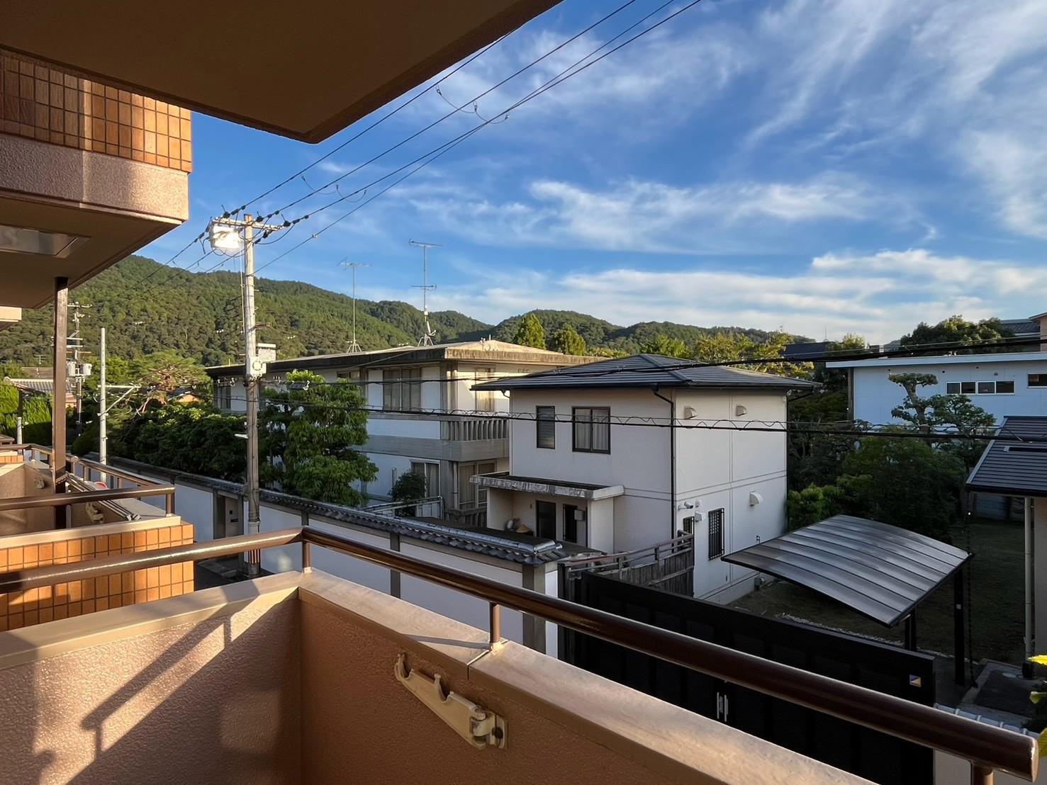京都市左京区岡崎天王町43の賃貸物件/バルコニーから角度を変えて。山が近くに見えるのは嬉しい。
