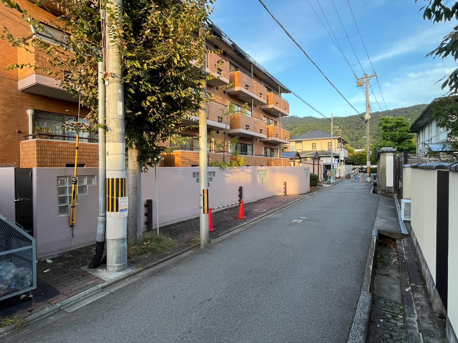 京都市左京区岡崎天王町43の賃貸物件/マンション前の道。周辺には敷地の広い住宅がゆったり並んでいます。