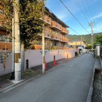 京都市左京区岡崎天王町43の賃貸物件/マンション前の道。周辺には敷地の広い住宅がゆったり並んでいます。