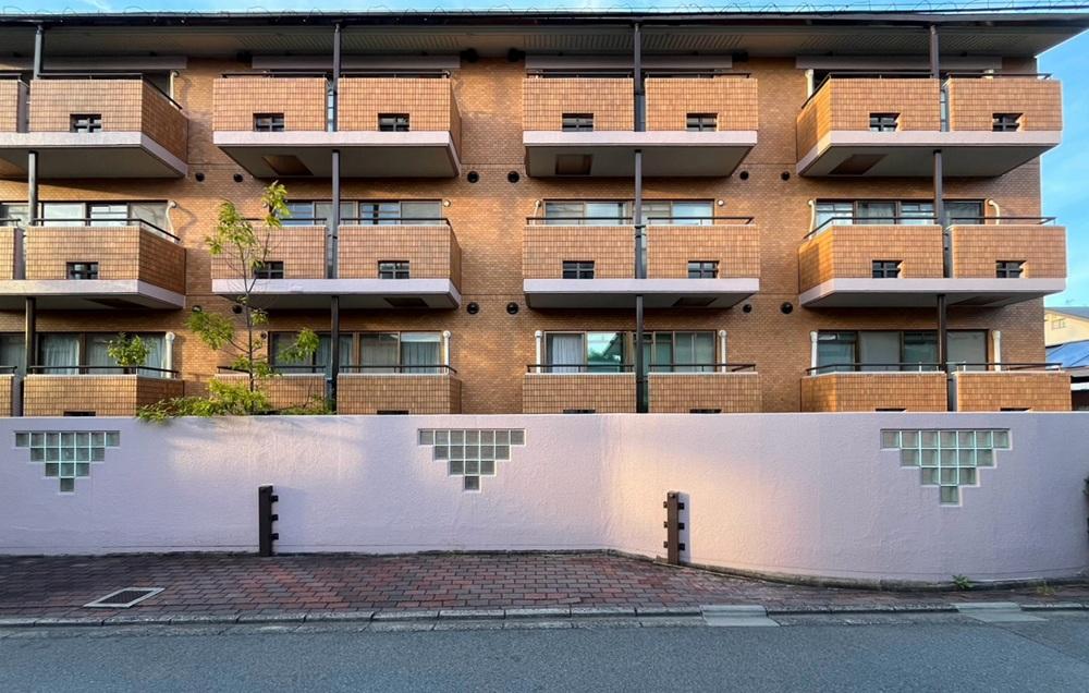 京都市左京区岡崎天王町43の賃貸物件/タイル張りのマンション。今回のお部屋は3階部分です。