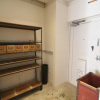 京都市上京区梶井町の賃貸物件/TRUCKの家具がお出迎え。