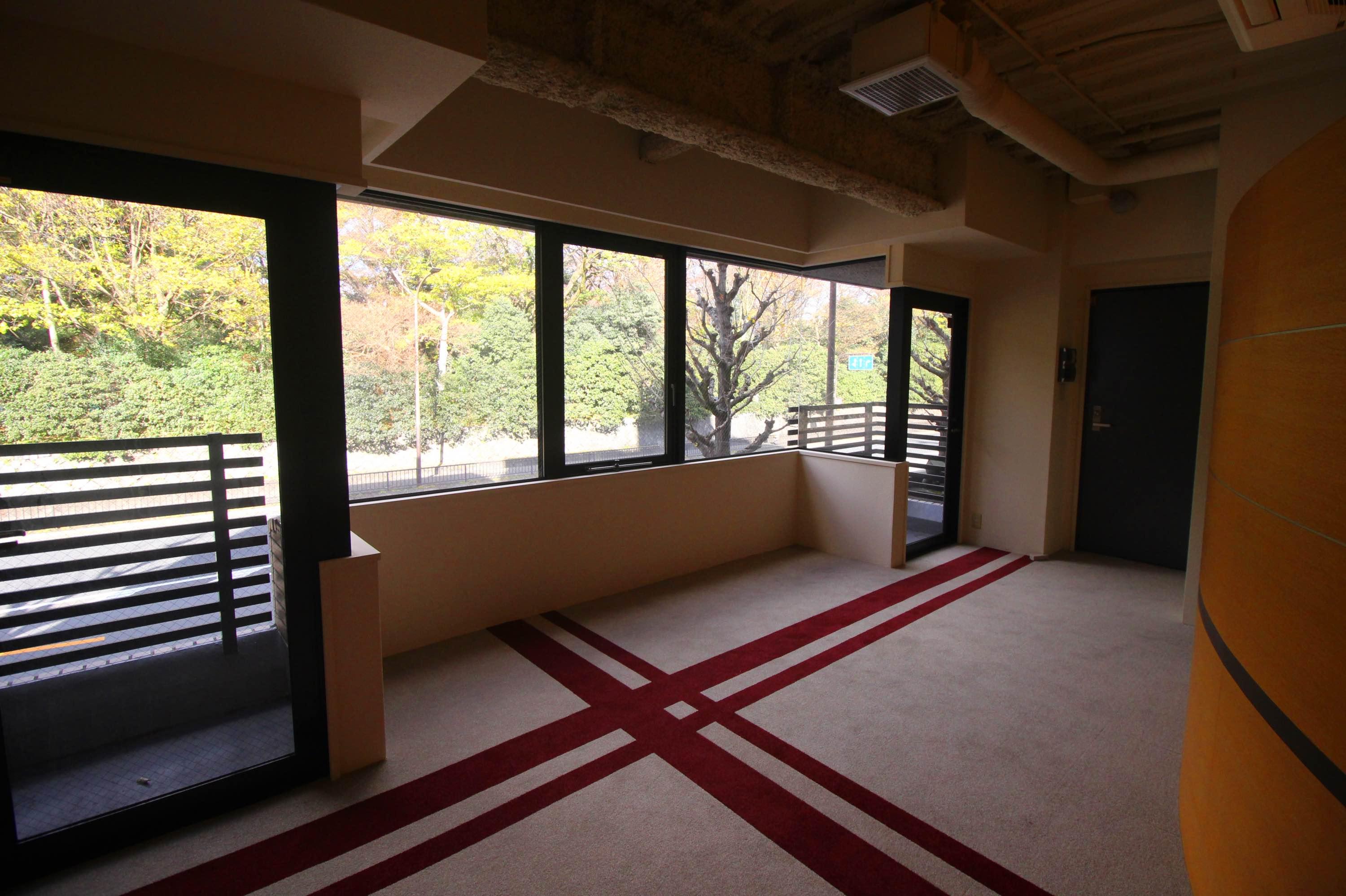 京都市中京区御幸町通竹屋町上ル毘沙門町533の賃貸物件/丸太町通を挟んで御所の緑が見えます。