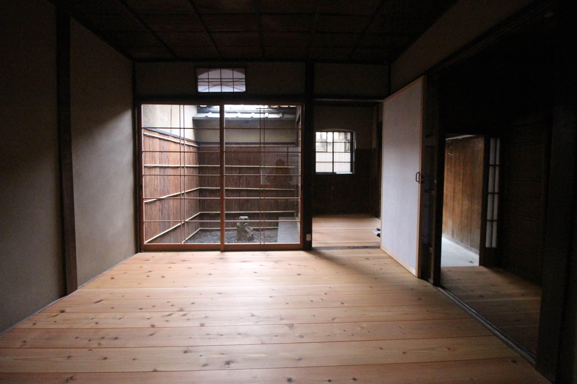 京都市東山区五条橋東の賃貸物件/リビングからの眺め。自分だけの坪庭です。
