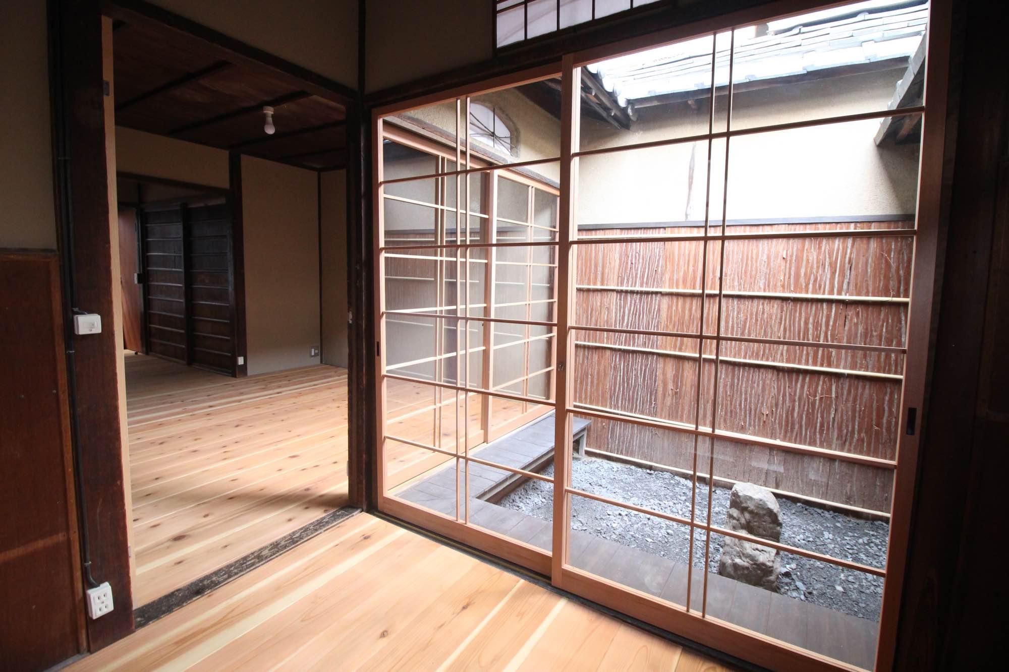 京都市東山区五条橋東の賃貸物件/玄関を入ったらこのアプローチ。
