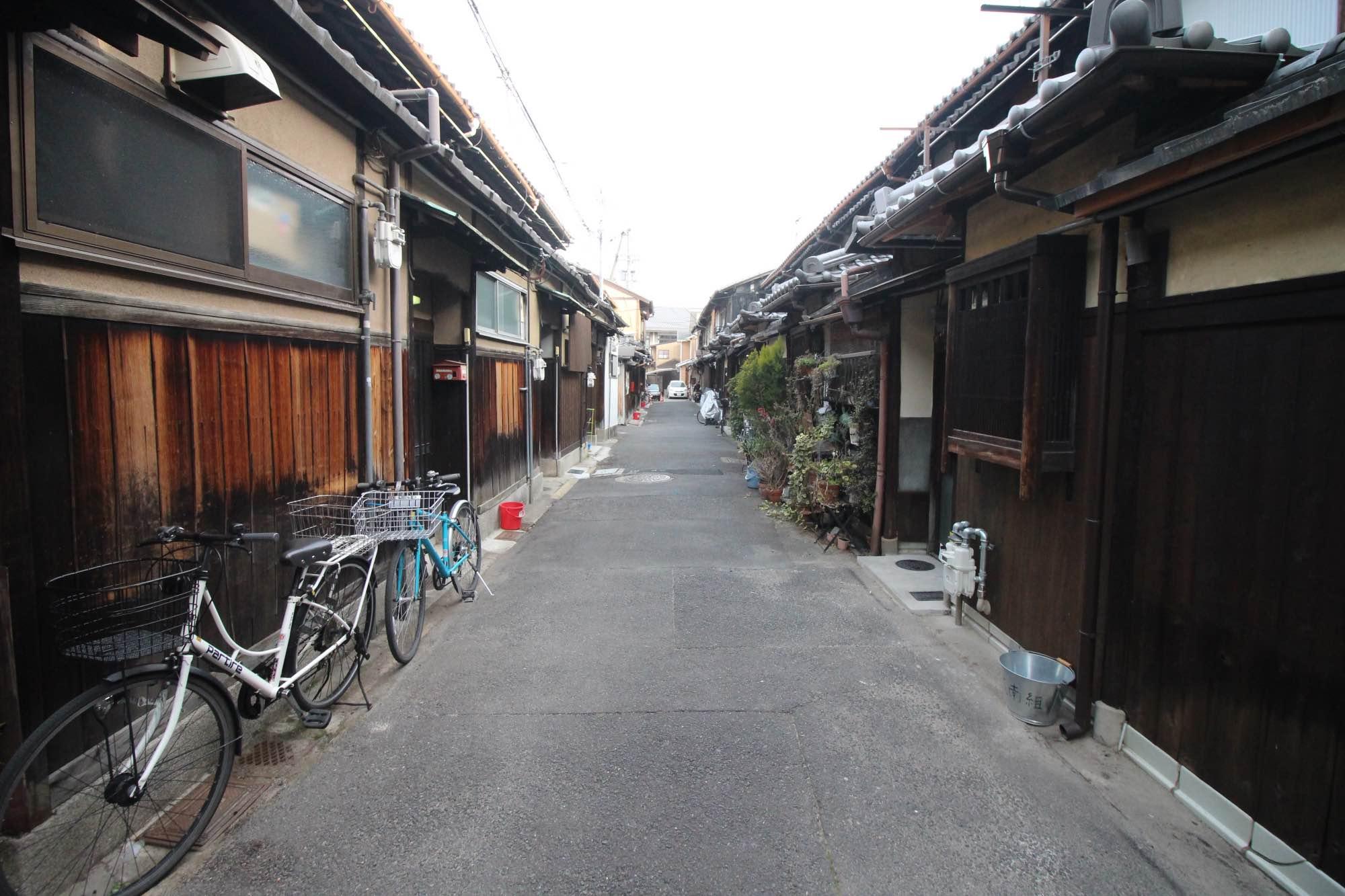 京都市東山区五条橋東の賃貸物件/この長屋街の手前右側が対象物件。