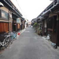 京都市東山区五条橋東の賃貸物件/この長屋街の手前右側が対象物件。