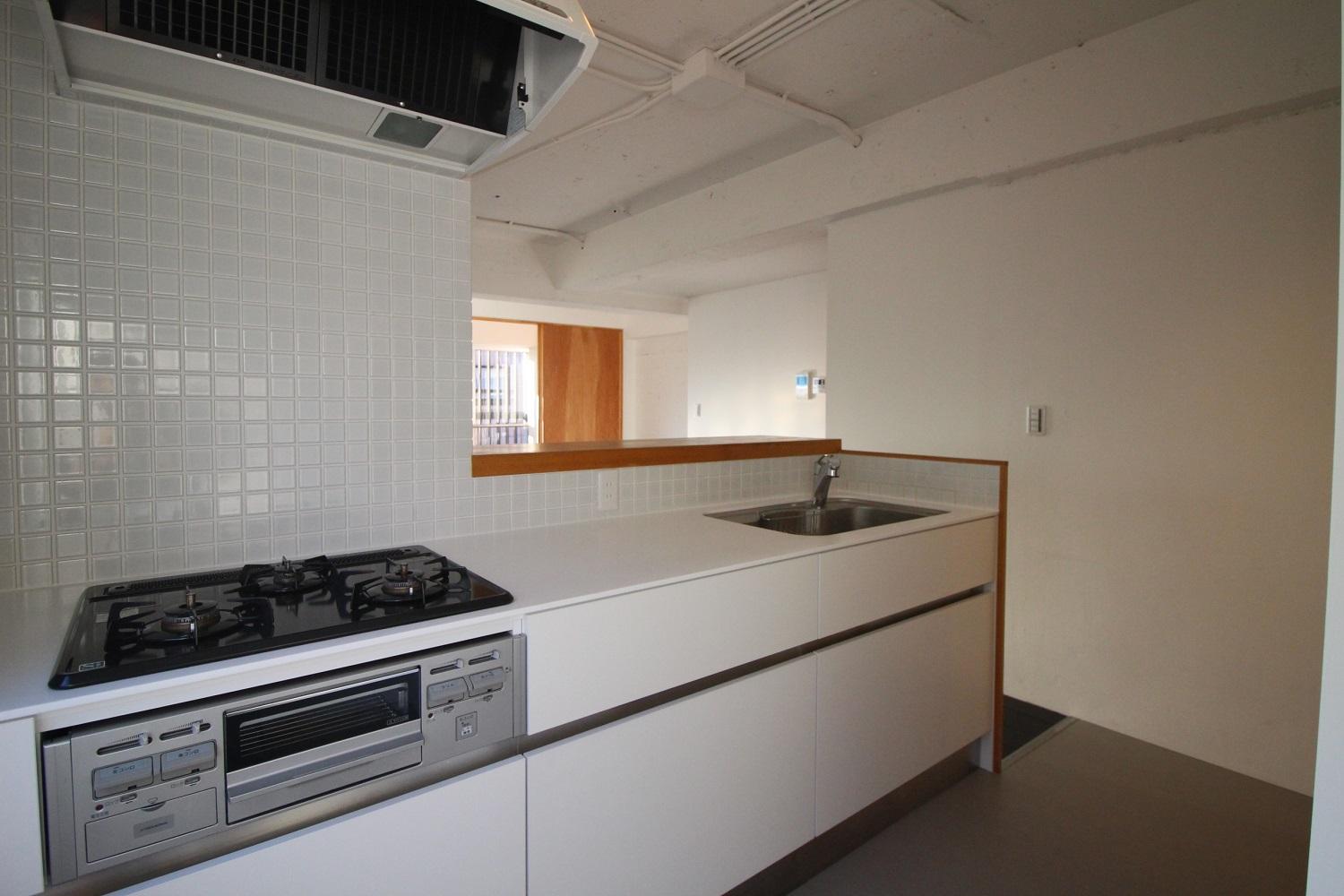 京都市中京区小川通夷川上る下丸屋町442-7の賃貸物件/3口ガスコンロ。キッチンはこの部屋が一番大きい