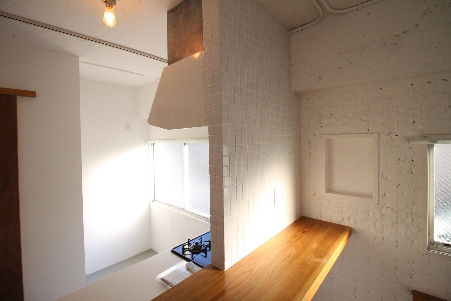 京都市中京区小川通夷川上る下丸屋町442-7の賃貸物件/キッチン周りは白いタイル