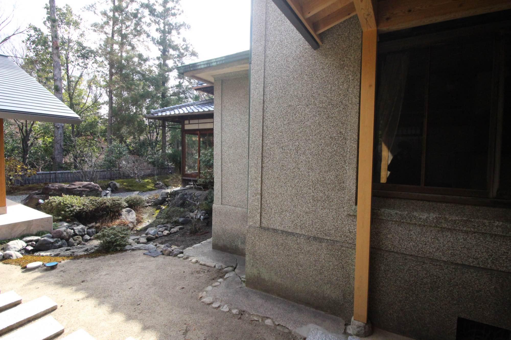 京都府京都市北区平野鳥居前町84-1の賃貸物件/外壁全てが洗い出しという凝った造りになっています。