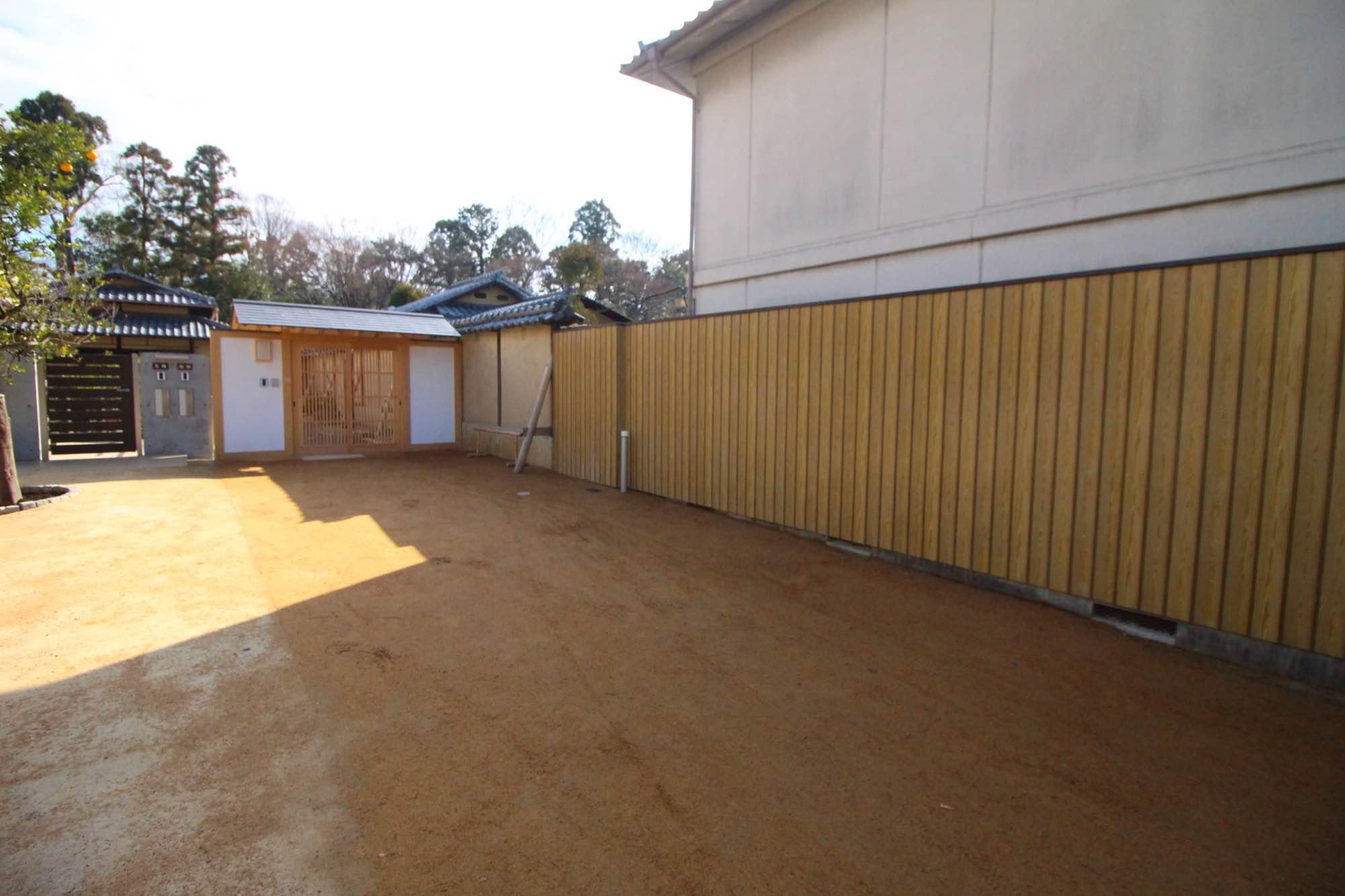 京都府京都市北区平野鳥居前町84-1の賃貸物件/敷地はこのような幅員十分な駐車スペースから始まります。縦に5台くらいは停めれそう。