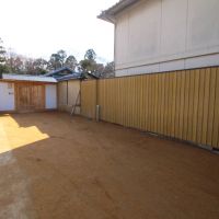 京都府京都市北区平野鳥居前町84-1の賃貸物件/敷地はこのような幅員十分な駐車スペースから始まります。縦に5台くらいは停めれそう。