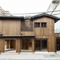 京都市中京区三文字町東洞院六角北東角の賃貸物件/こちらが南側から。1階右側区画は別事業者様の入居が決定しています。
