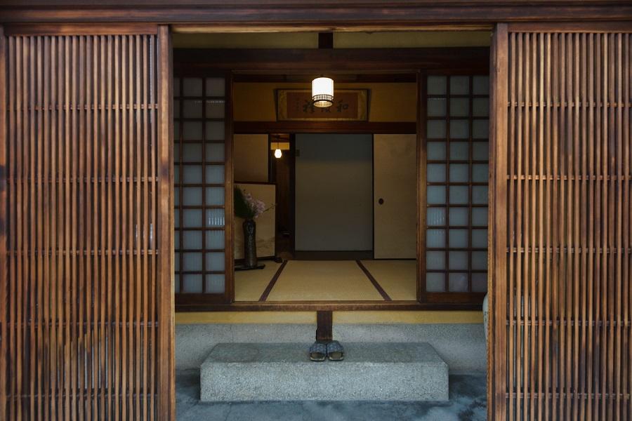 京都市中京区松竹町130-1の賃貸物件/背筋の伸びるこの玄関から始まります