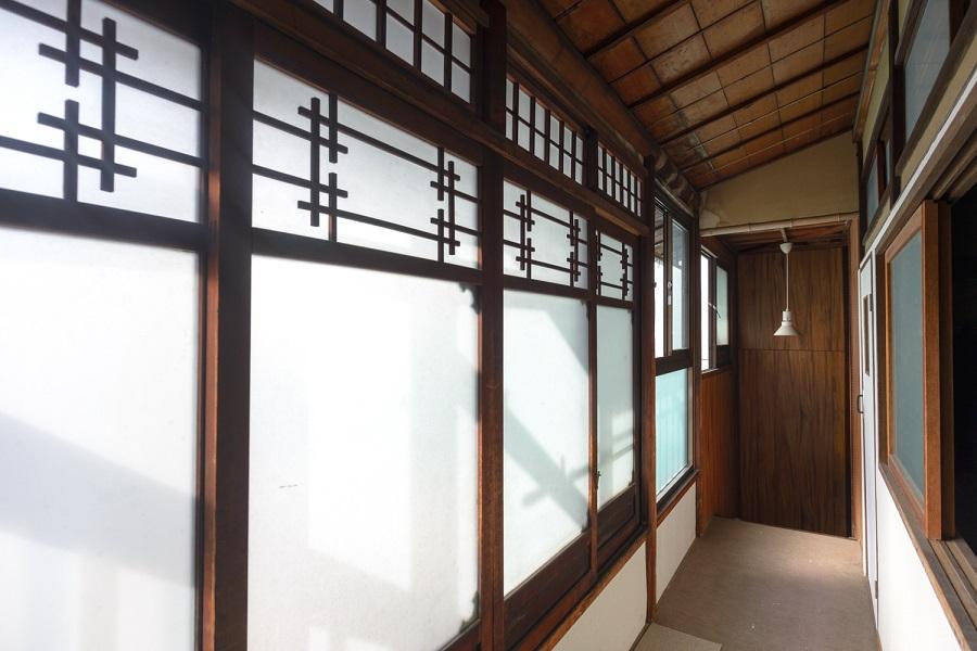 京都市中京区松竹町130-1の賃貸物件/すりガラスからの優しい明り。階段を上がってすぐの廊下。