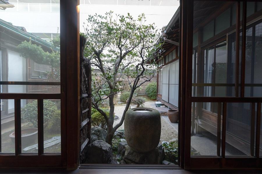 京都市中京区松竹町130-1の賃貸物件/渡り廊下から見る中庭