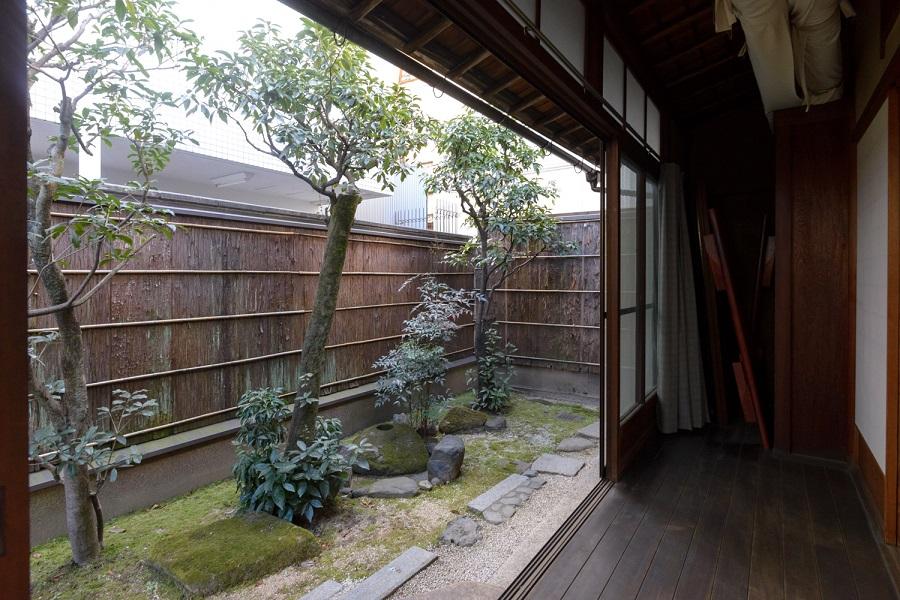 京都市中京区松竹町130-1の賃貸物件/離れの南側にも庭が続きます。廊下の奥は書院