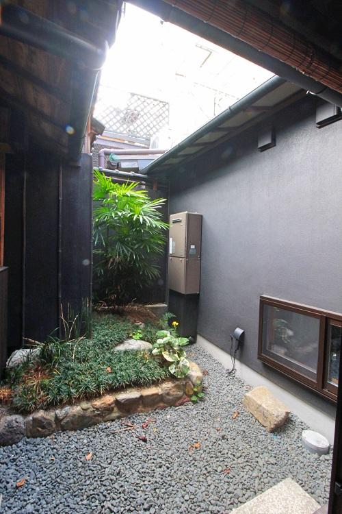 京都市上京区猪熊通丸太町下る中之町の売買物件/南側に坪庭で右手が浴室と洗面所
