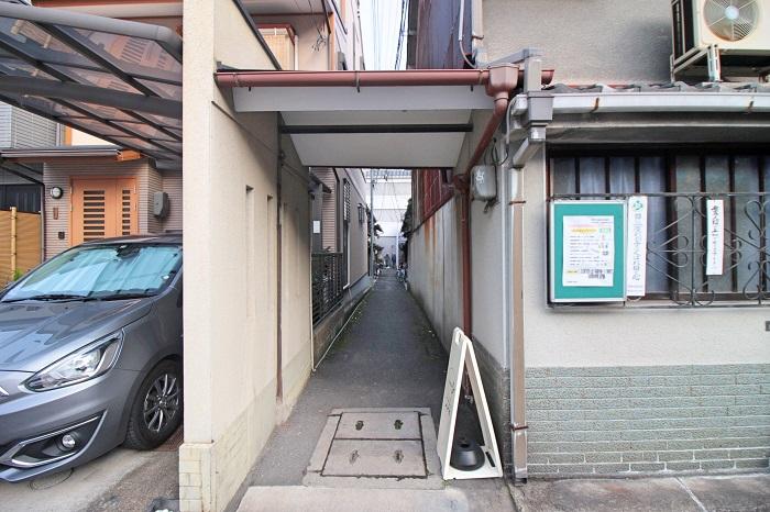 京都市上京区猪熊通丸太町下る中之町の売買物件/この路地を入ります