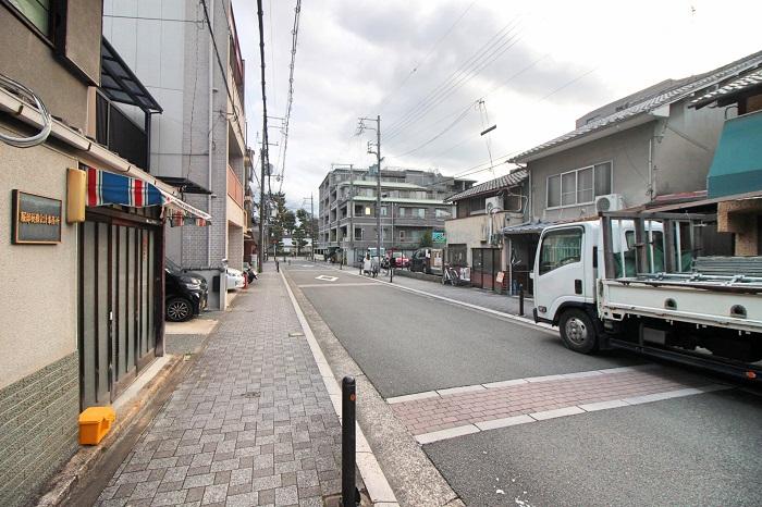 京都市上京区猪熊通丸太町下る中之町の売買物件/向こうに見える緑が二条城