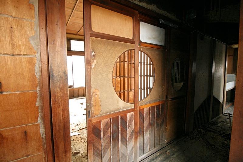大津市長等三丁目の売買物件/2つ合わせて円になる建具