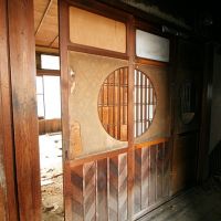 大津市長等三丁目の売買物件/2つ合わせて円になる建具