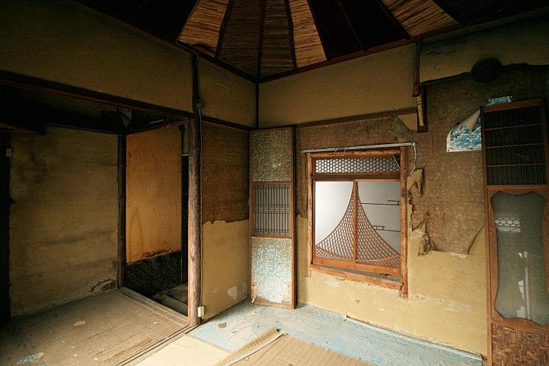 大津市長等三丁目の売買物件/室内建具の装飾もすごい