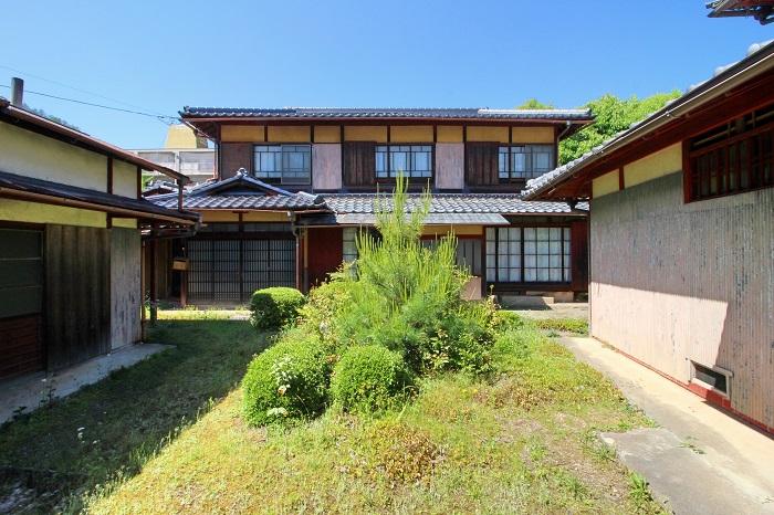 京都府京都市左京区岩倉上蔵町の賃貸物件/この中庭の日影の部分が毎日の動線で右側が母屋