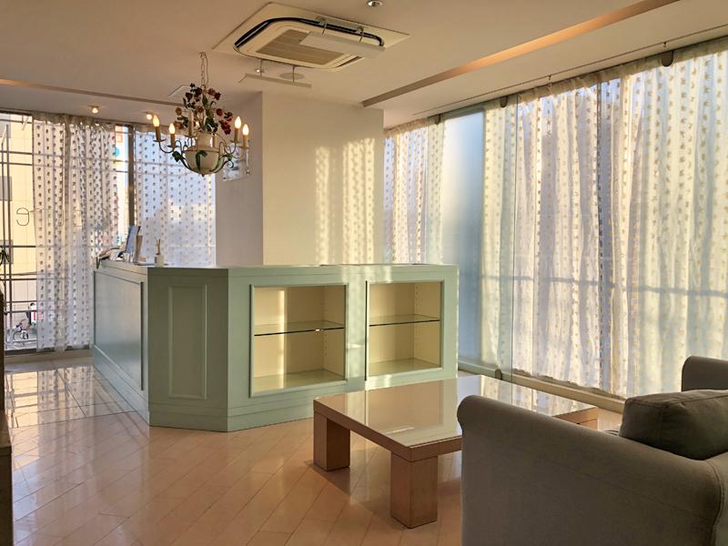 大阪市阿倍野区帝塚山一丁目の賃貸物件/２階入口に入ってすぐの共用スペースは打ち合わせにも使えそう